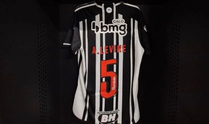 Maroon 5 na Arena MRV: Atlético-MG presenteia banda com camisas personalizadas