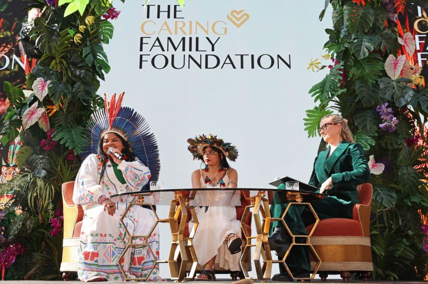Ministra dos Povos Indígenas, Sônia Guajajara, indígena brasileira Txai Suruí e Alice Aedy, CEO da Earthrise / Renata Roitman/Hoda Davaine/Dave Benett/Divulgação