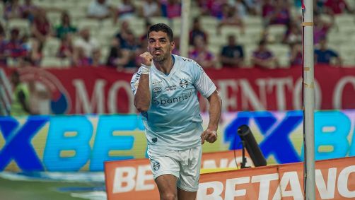 Suárez comemora o gol de empate do Grêmio contra o Fortaleza