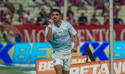 Suárez comemora o gol de empate do Grêmio contra o Fortaleza