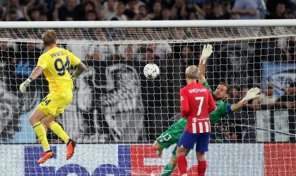 O goleiro Provedel, da Lazio, cabeceia para empatar o jogo contra o Atlético de Madrid, na Champions
