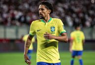 Brasil supera falta de inspiração, vence Peru com gol no fim e lidera as Eliminatórias