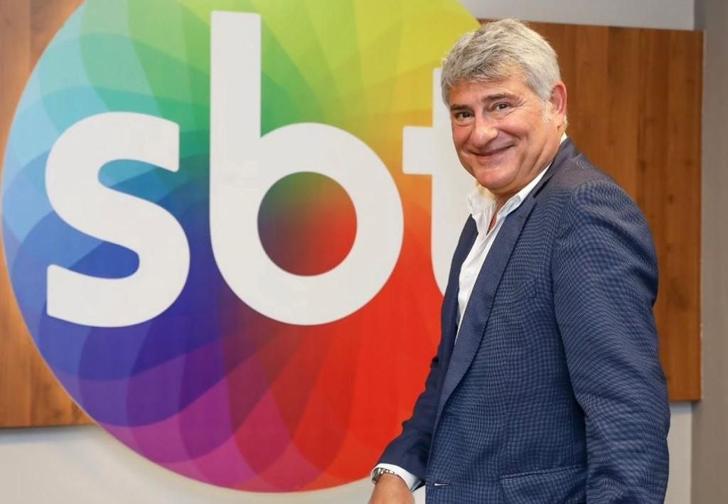 Cléber Machado assina contrato com o SBT