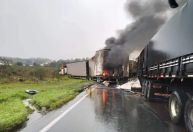 Engavetamento de veículos em rodovia no Paraná deixa 5 mortos