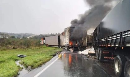 Engavetamento de veículos em rodovia no Paraná deixa 5 mortos