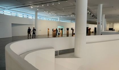 Bienal de São Paulo ter maioria de artistas não brancos é uma conquista, diz curadora do MASP