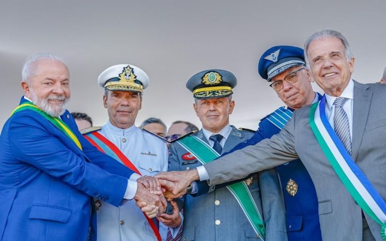O presidente Luiz Inácio Lula da Silva (PT) ao lado dos comandantes das Forças Armadas e do ministro da Defesa, José Múcio Monteiro / Ricardo Stuckert