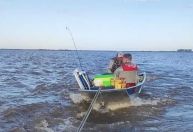 Barco com 4 pessoas fica à deriva por falta de combustível e precisa ser resgatado no Rio Grande do Sul