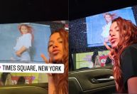Anitta compartilha imagens de Nova York com vários telões com sua foto: “Overdose de mim”