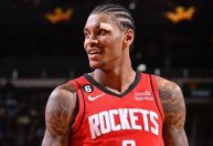Astro da NBA é preso suspeito de agredir a namorada em hotel, diz site