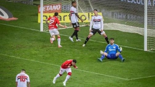 Internacional quebra jejum de 10 jogos sem vencer no Brasileirão