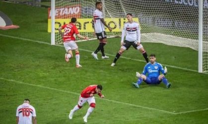 Internacional quebra jejum de 10 jogos sem vencer no Brasileirão