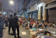 Prefeitura de SP usa grades para cercar rua na região da 