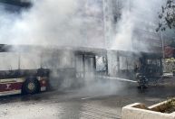 Ônibus articulado pega fogo no centro de São Paulo; trânsito foi interrompido nos dois sentidos