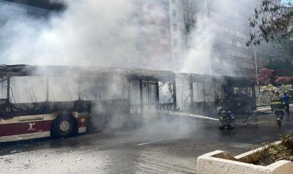 Ônibus articulado pega fogo no centro de São Paulo; trânsito foi interrompido nos dois sentidos