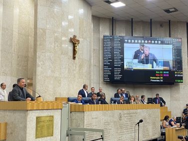 O vereador Camilo Cristófaro (Avante) se manifesta antes de a Câmara de São Paulo votar a cassação de seu mandato