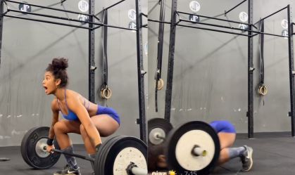 Mulher sofre acidente em treino e barra com 65 kg cai sobre sua cabeça