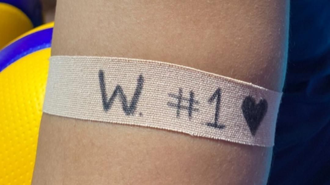 Imagem de destaque do post: Jogadoras da Seleção Brasileira de vôlei homenageiam Walewska antes de jogo do Pré-Olímpico