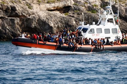 Imigrantes aguardam transferência ao continente na ilha de Lampedusa, na Itália