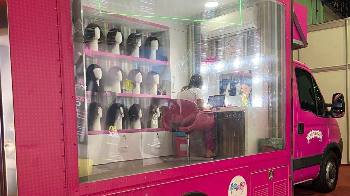 Stand da ONG Caelegria na feira de beleza em que Vanessa conseguiu sua peruca / Divulgação/Cabelegria