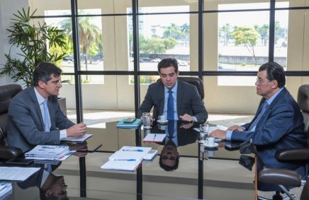 Dantas e Braga, na entrega do relatório do TCU ao senador