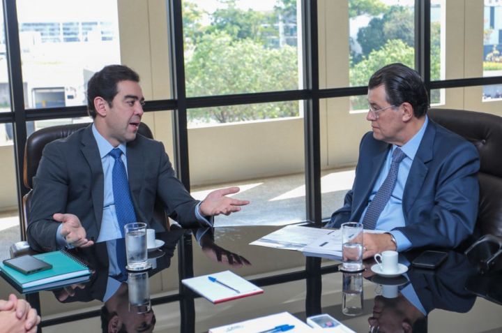Dantas e Braga, na entrega do relatório do TCU ao senador / Eduardo Braga / Comunicação