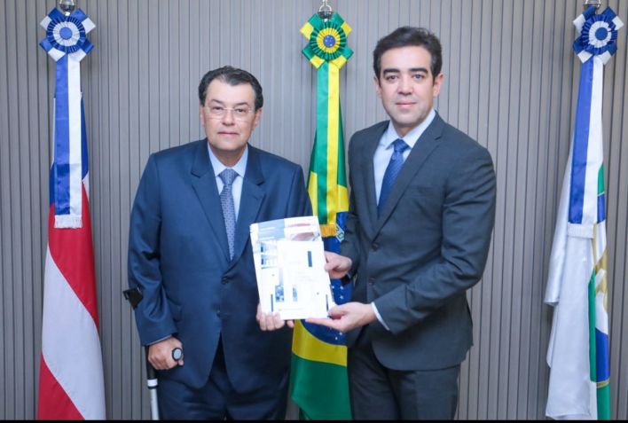 Dantas e Braga, na entrega do relatório do TCU ao senador / Eduardo Braga / Comunicação