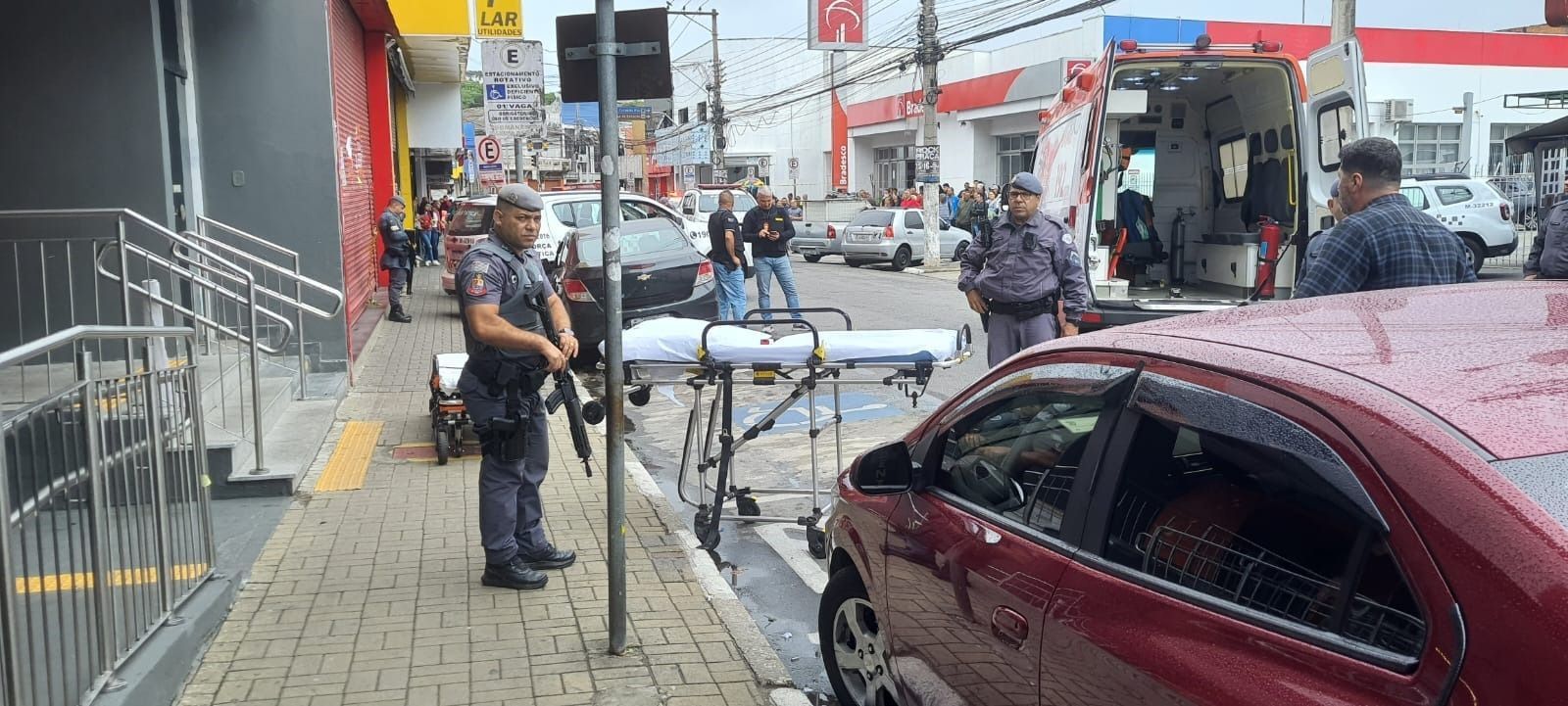 Policiais reagiram e, em troca de tiros entre criminosos e polícia, gerente do banco e um assaltante foram mortos