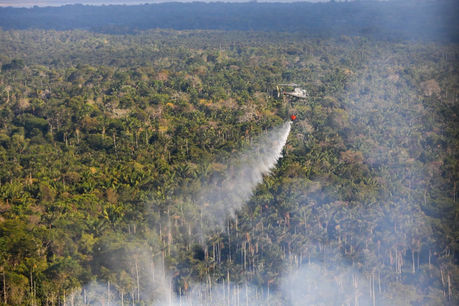 Água é despejada de helicóptero para tentar controlar queimada no Amazonas