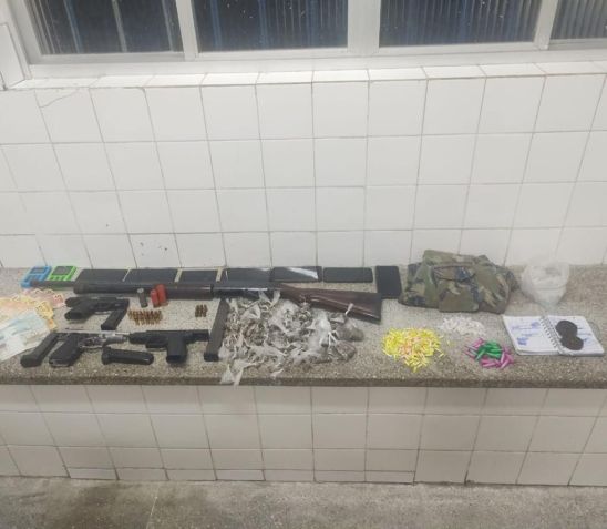 Material apreendido em ação policial na qual morreram quatro homens no Recôncavo Baiano, na Bahia, em 29 de setembro de 2023. / Reprodução