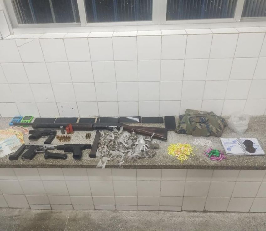 Material apreendido em ação policial na qual morreram quatro homens no Recôncavo Baiano, na Bahia, em 29 de setembro de 2023. / Reprodução