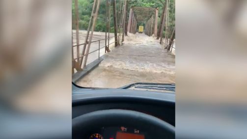 Ciclone no RS: homem atravessa ponte instantes antes de ser derrubada pelas águas