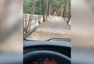 Vídeo: homem atravessa ponte instantes antes de ser derrubada pela água no RS
