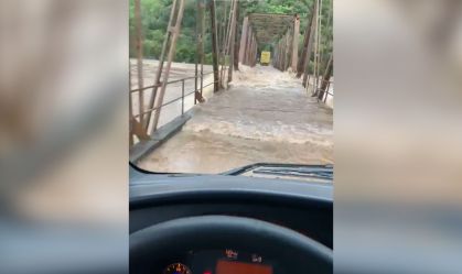 Ciclone no RS: homem atravessa ponte instantes antes de ser derrubada pelas águas
