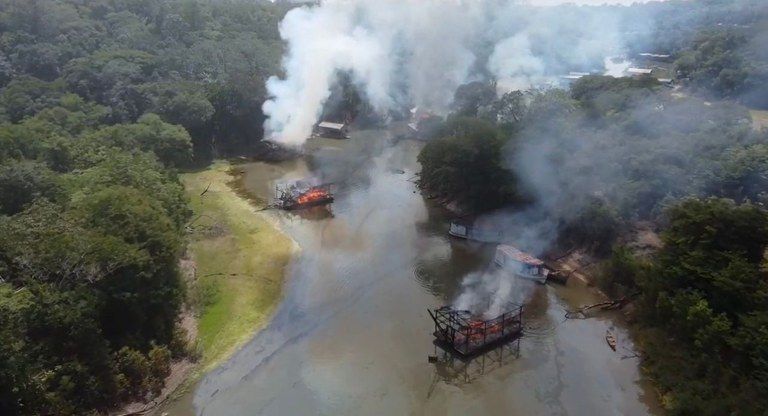 PF destrói 302 balsas de garimpo em operação