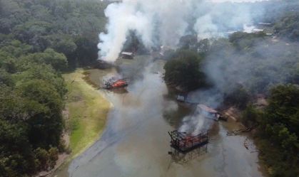 PF destrói 302 balsas de garimpo em operação