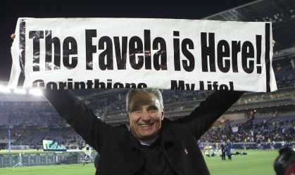 Tite celebra o título mundial de 2012