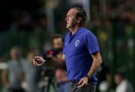 Athletico-PR negocia contratação de técnico Cuca