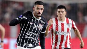 Renato Augusto na partida contra o Estudiantes