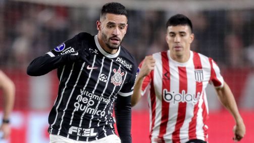 Renato Augusto na partida contra o Estudiantes