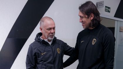Mano Menezes conversa com Cássio em seu primeiro treino na volta ao Corinthians