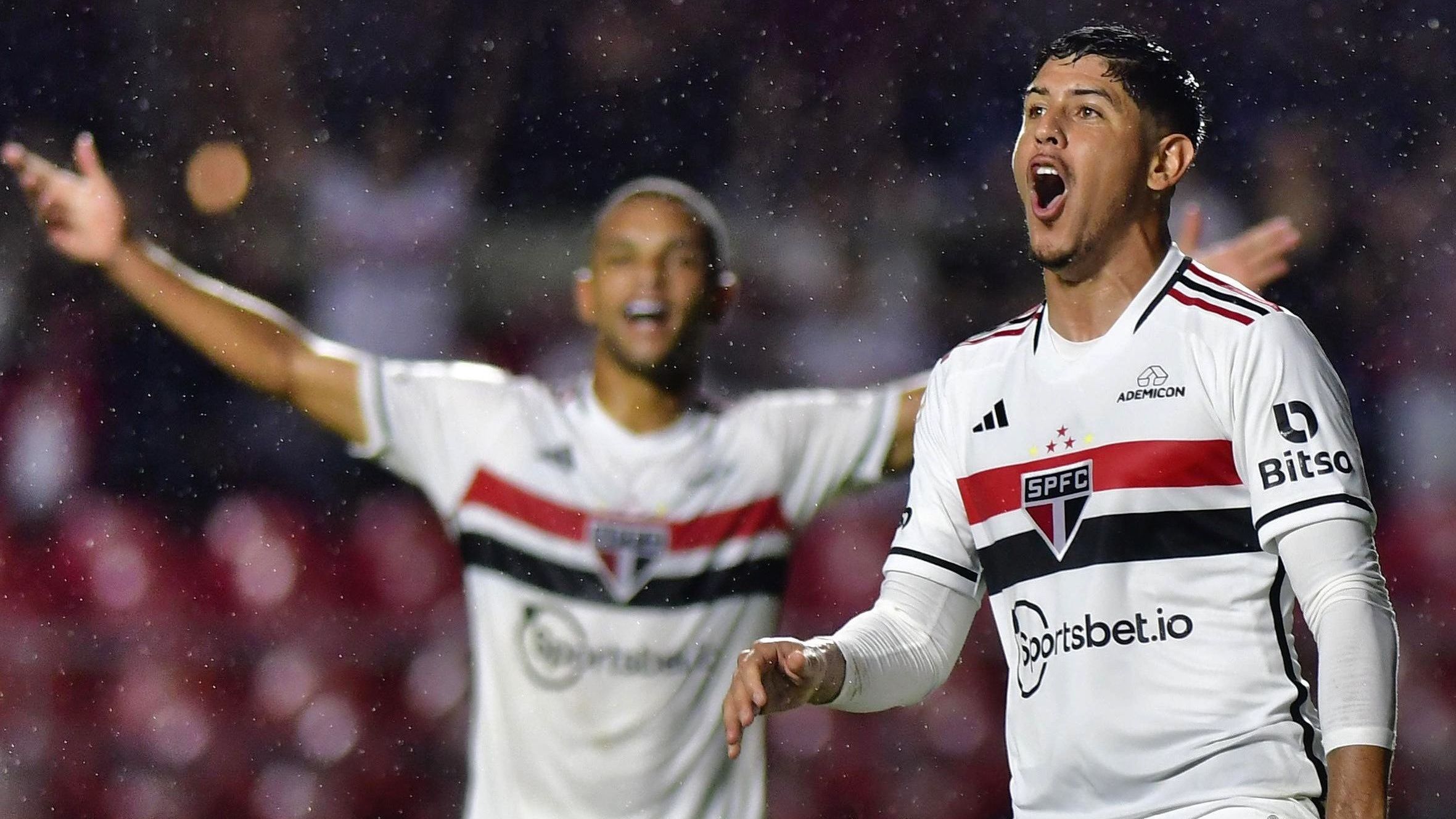 Alan Franco comemora o primeiro gol do São Paulo sobre o Coritiba