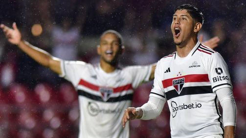 Alan Franco comemora o primeiro gol do São Paulo sobre o Coritiba