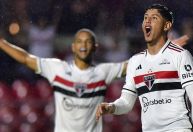 São Paulo bate Coritiba e volta a vencer no Brasileirão após oito jogos