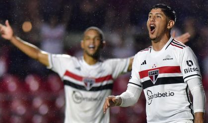 Alan Franco comemora o primeiro gol do São Paulo sobre o Coritiba