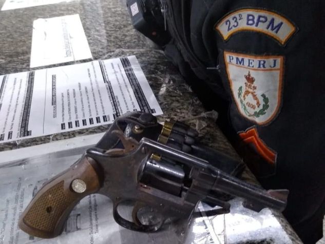 De acordo com o registro de ocorrência, Diego estava armado com um revólver calibre 32 e teria ameaçado efetuar disparos em Ipanema, na Zona Sul do Rio / PMERJ