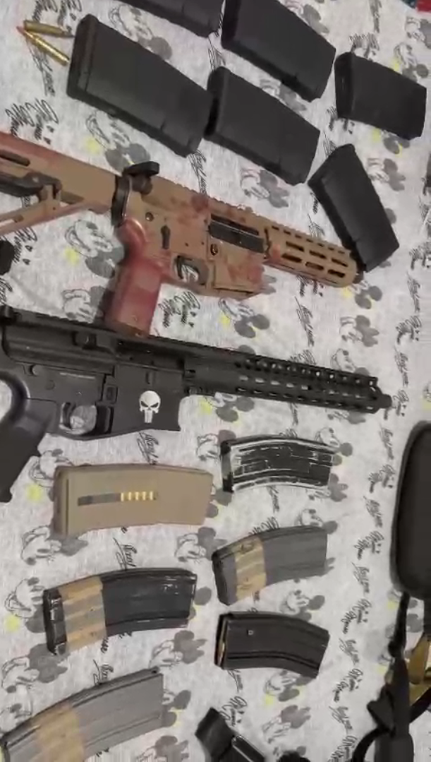 Polícia Civil apreendeu dois fuzis, 13 carregadores, 14 bisnagas de explosivos, cordéis de denotação e munições em imóvel de um dos líderes do "novo cangaço". / Polícia Civil