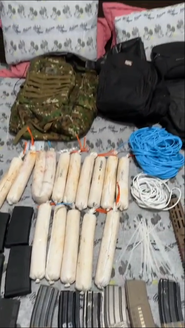 Polícia Civil apreendeu dois fuzis, 13 carregadores, 14 bisnagas de explosivos, cordéis de denotação e munições em imóvel de um dos líderes do "novo cangaço". / Polícia Civil