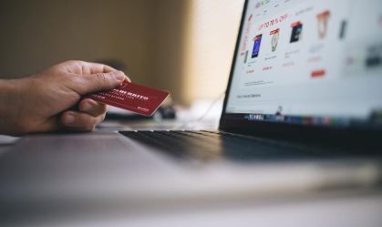 70% dos consumidores devem usar 13º para comprar na Black Friday, diz Google