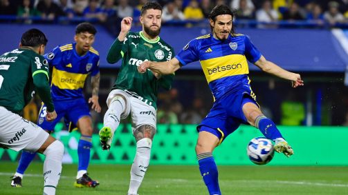 Cavani tenta chute contra o Palmeiras em La Bombonera